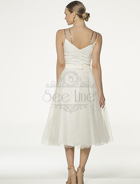 Белое платье французской длины с  каменными ремешками