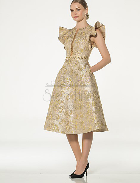 Жаккардовое бежевое платье французской  длины с рукавами бабочки