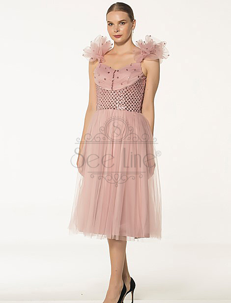 Розовое платье французской длины  с тесьмой через плечо