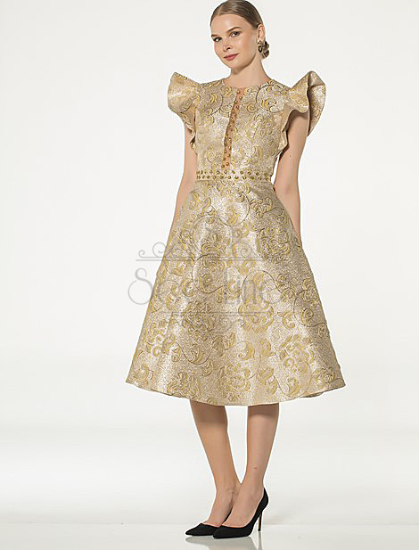 Жаккардовое бежевое платье французской  длины с рукавами бабочки