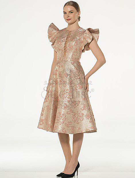 Жаккардовое пудровое платье французской  длины с рукавами бабочки
