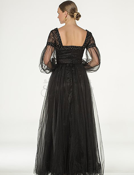 Длинное черное платье с квадратным воротником  и рюшами на рукавах