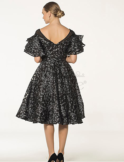 Черное платье французской длины с высоким  вырезом и рукавами бабочки