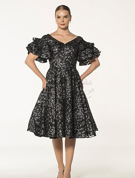 Черное платье французской длины с высоким  вырезом и рукавами бабочки