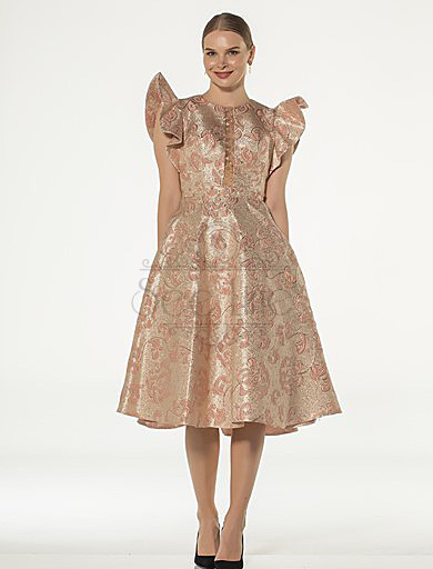 Жаккардовое пудровое платье французской  длины с рукавами бабочки