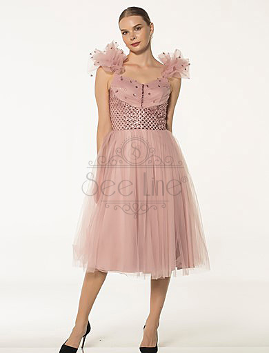 Розовое платье французской длины  с тесьмой через плечо