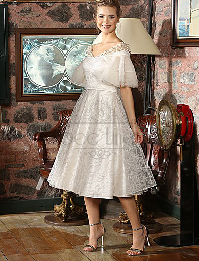 Белое платье с открытыми плечами и  жемчужной вышивкой