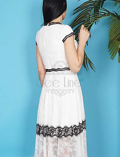 Белое платье французской длины с  кружевной вышивкой