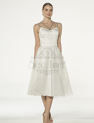 Белое платье французской длины с  каменными ремешками